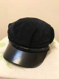 Czarna czapka z daszkiem ze świecącym brokatem