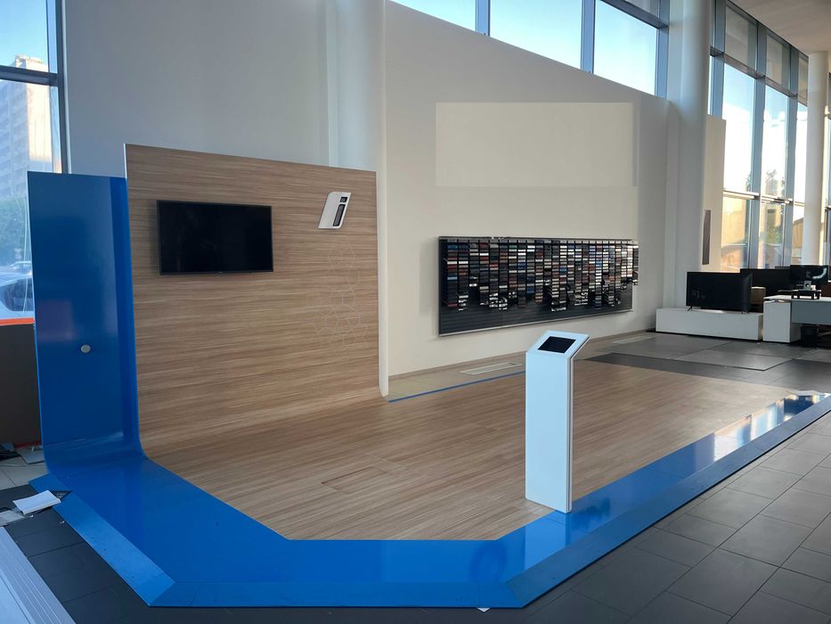 Ścianka reklamowa BMW, witryna meble oryginał BMW elektryk I + podłoga