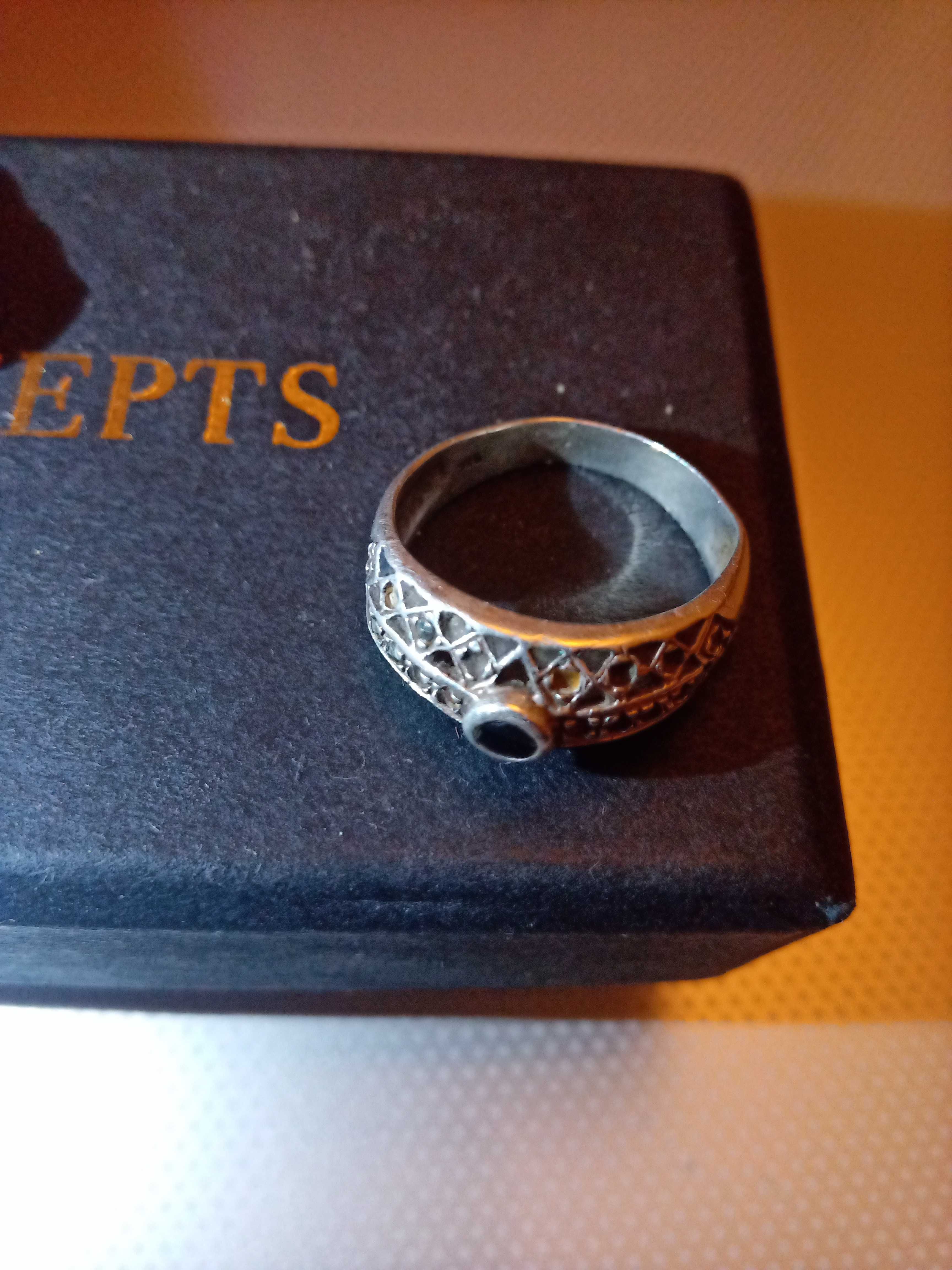 Кольцо серебряное 925 с камнем.