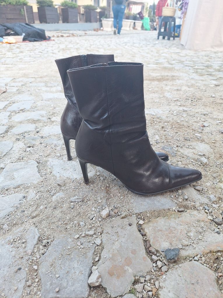 Botas de cano castanhas