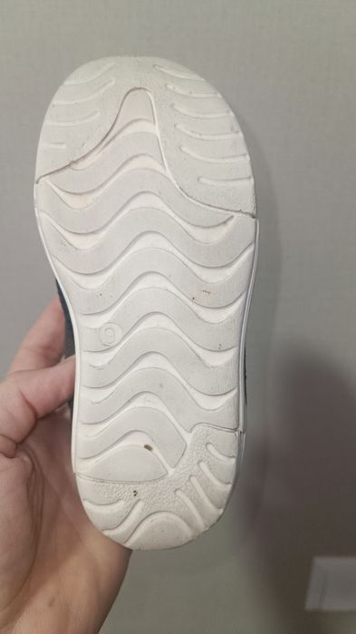Продам кроссовкт Zara  и Rockport