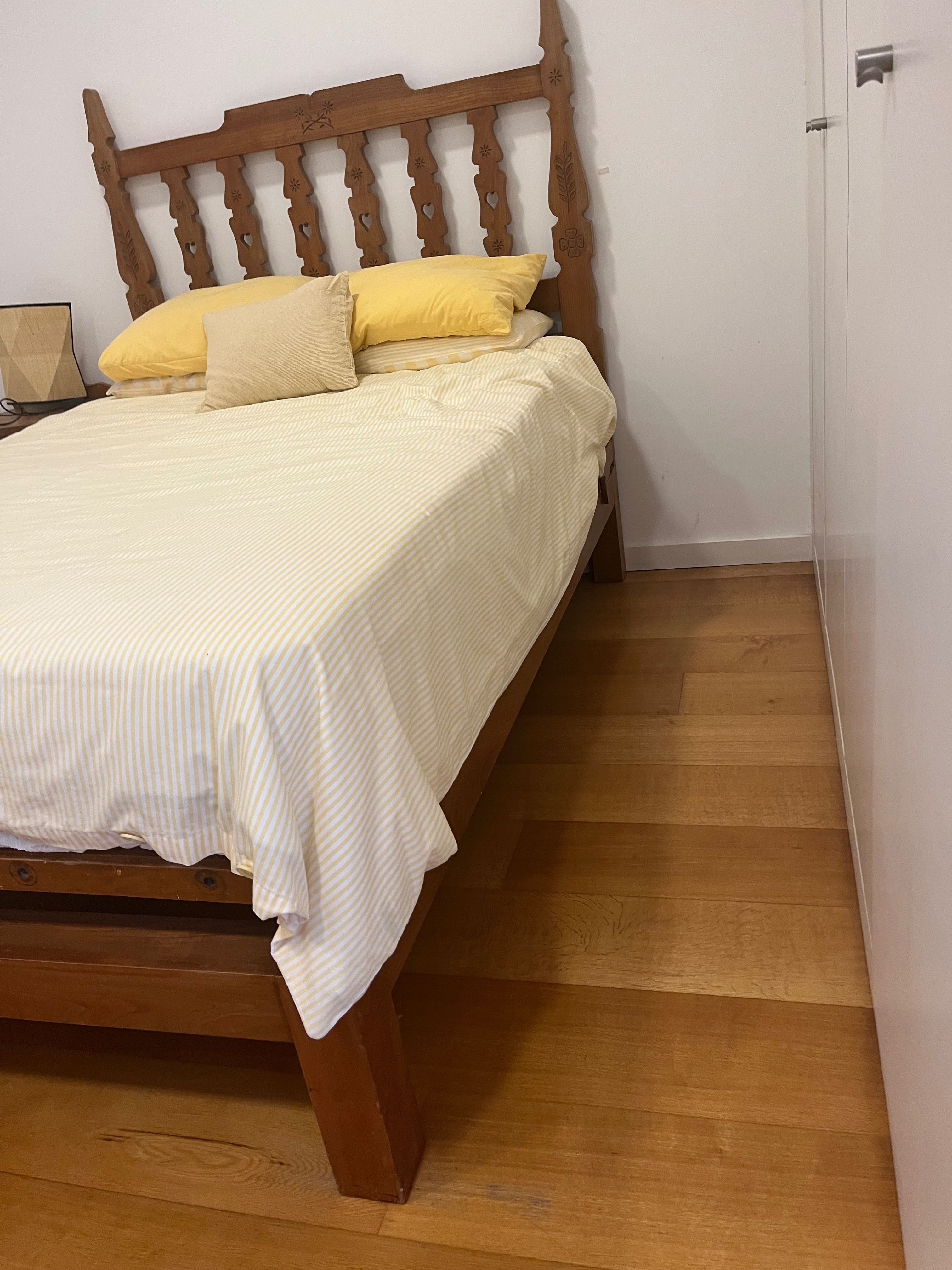 Conjunto Quarto Casal | Cama + Colchão + Cómoda + Mesa de Cabeceira
