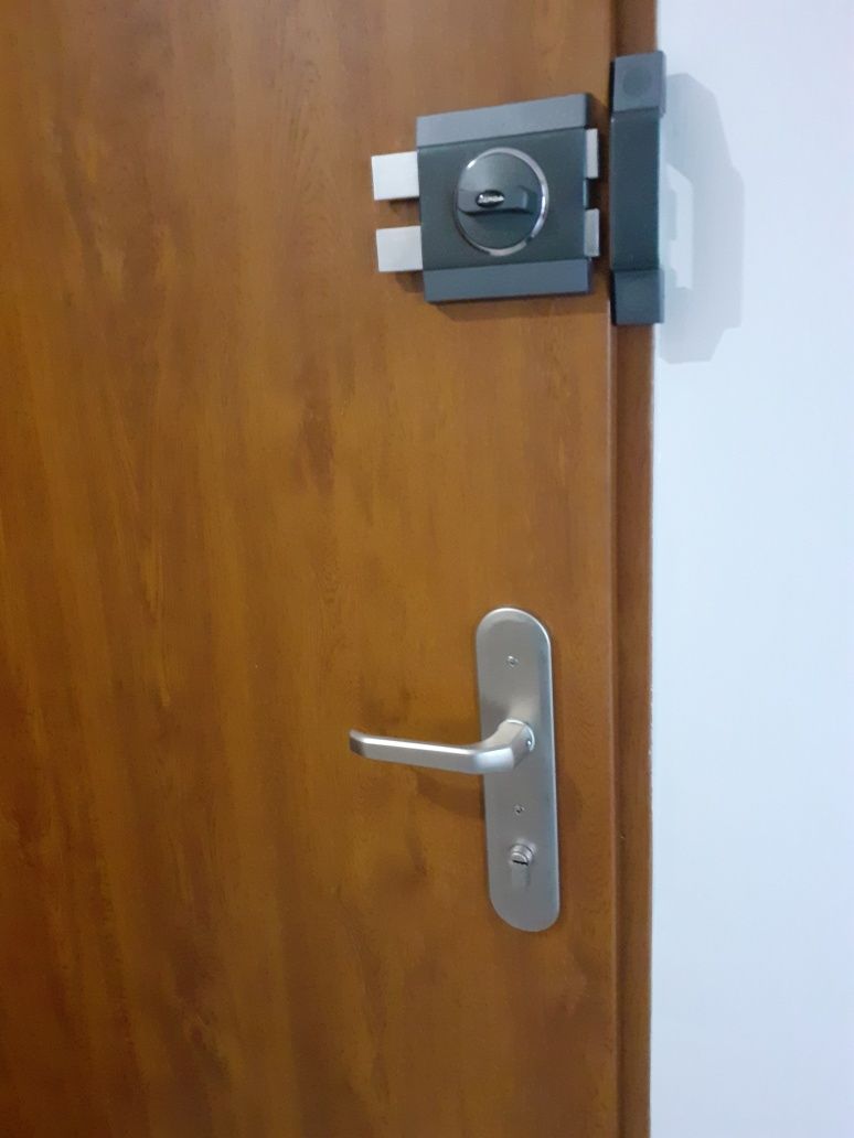 Zamek do drzwi. Wkladka atestowana do drzwi z wymianą.