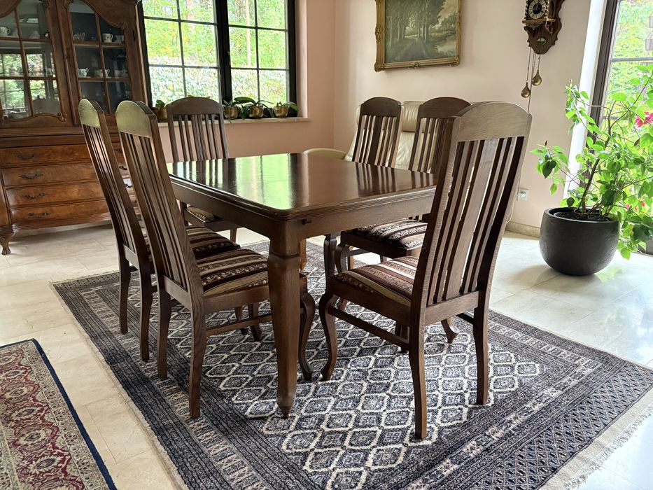 4 lub 8 (stylowe drewniane krzesła)