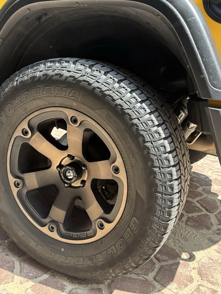 5 szt Felgi R20 plus Opony Yokochama 325/20/60 na Jeep