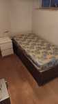 Cama solteiro, mesa cabeceira e candeeiro