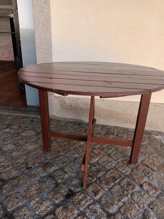 Mesa de Madeira desdobrável, pode ser usada só com um lado aberto