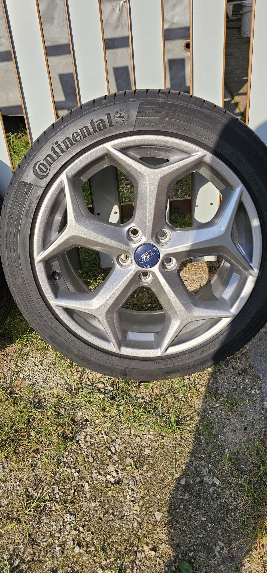 Felgi aluminiowe z oponami letnimi 235/45/18 Ford 5X108