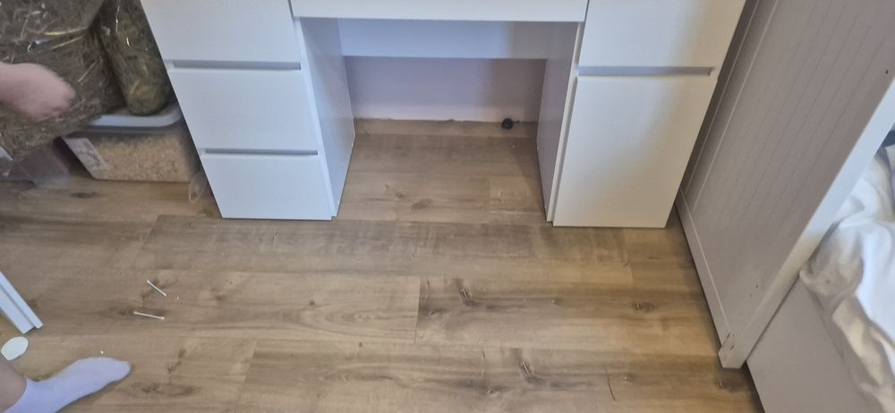 Biała toaletka z lustrem oraz oświetleniem