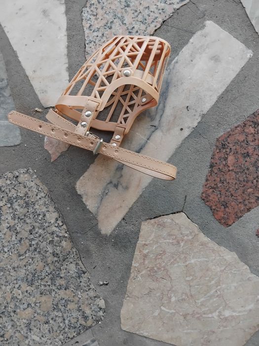 Vendo açaime de cão de médio porte novo.