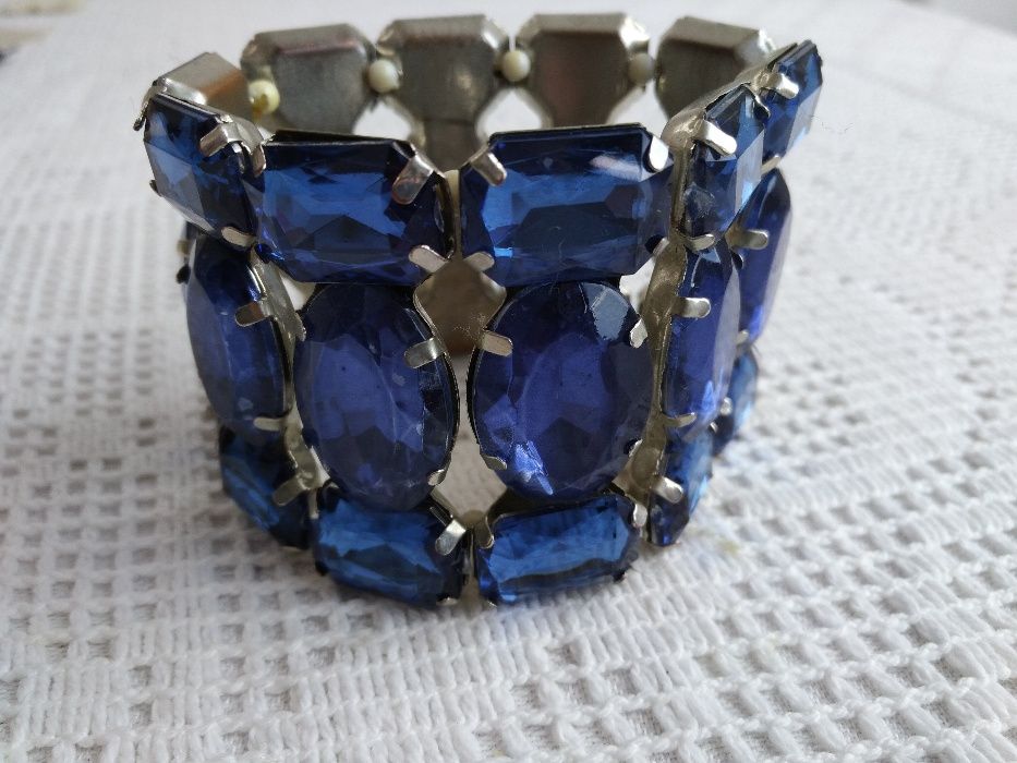 Pulseira com brilhantes de cor azul