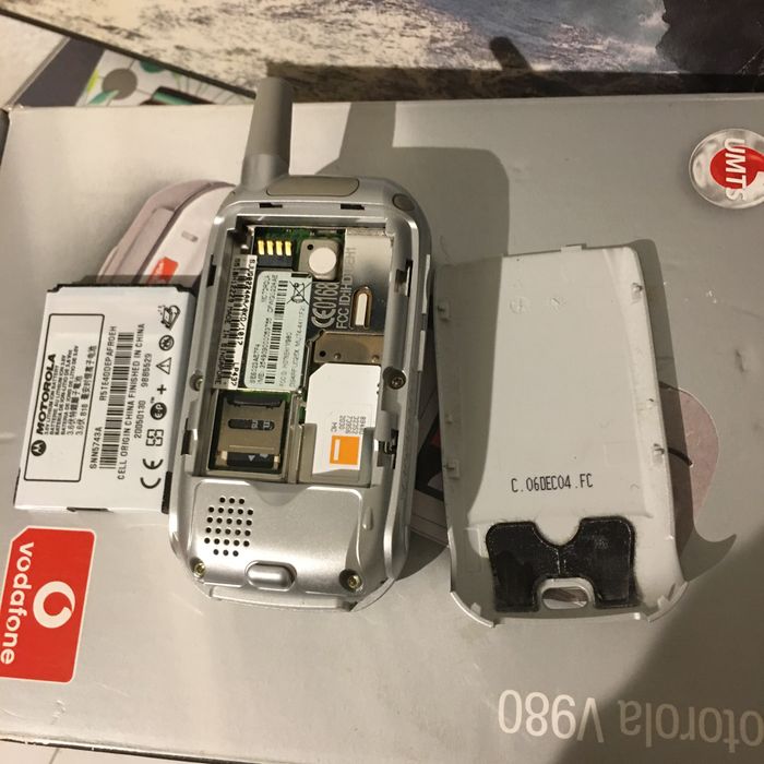 Telefon komorkowy motorola V980