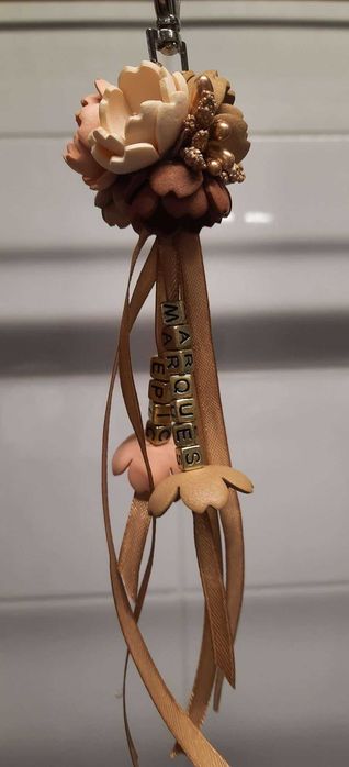 porta chaves ou um acessório para mala um presente lembrança