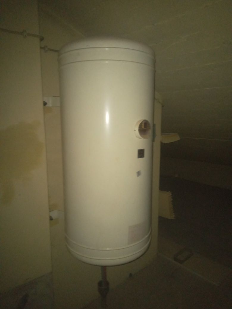 Vendo caldeira eléctrica em bom estado de conservação e funcionamento.