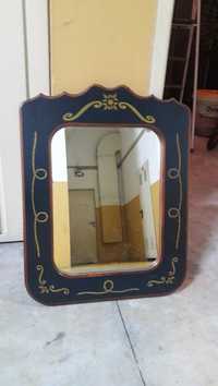 Espelho com moldura azul