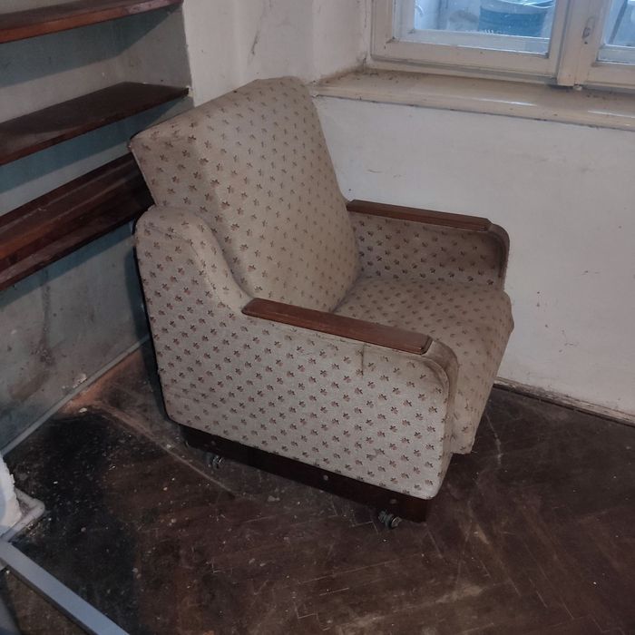 Віддам безоплатно меблі б/в.