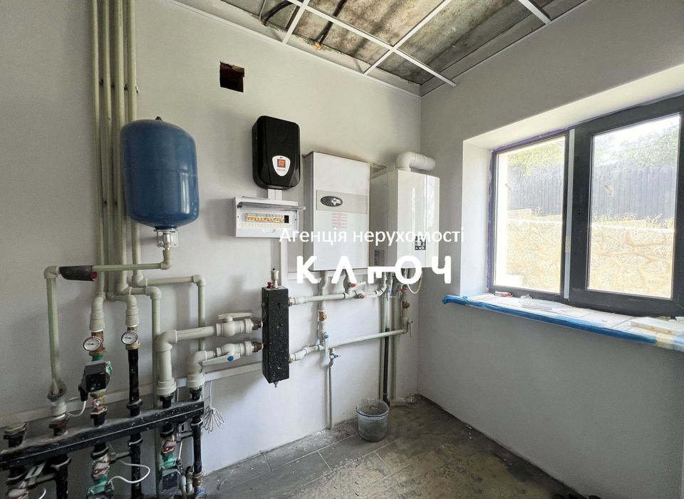 Продам сучасний будинок в мальовничому місці.