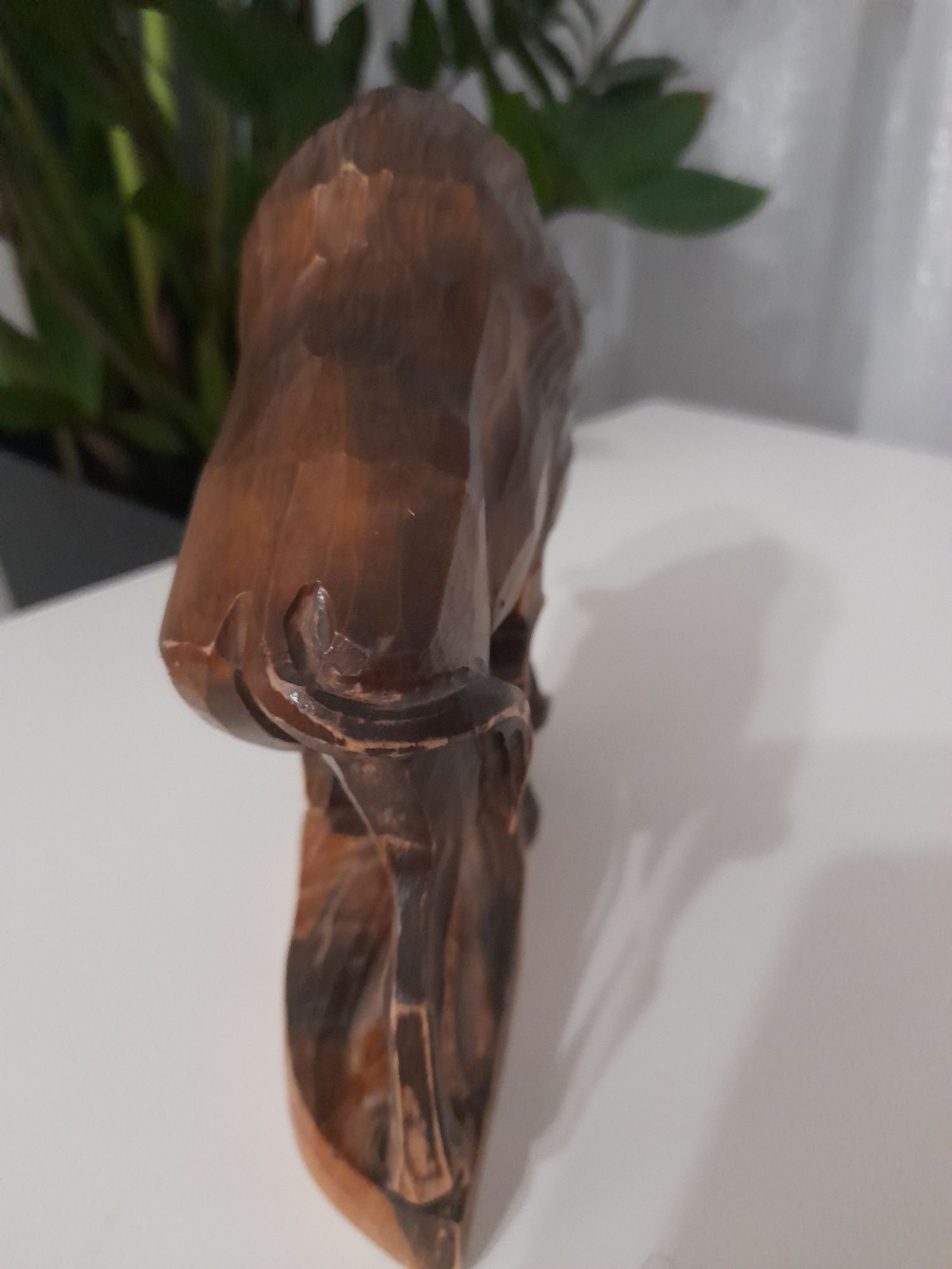 Figurka byka z drewna