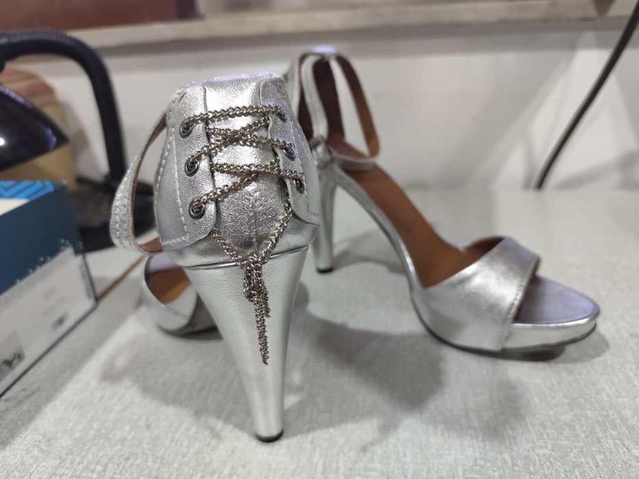 Sapatos de salto alto prateados NOVOS PROF