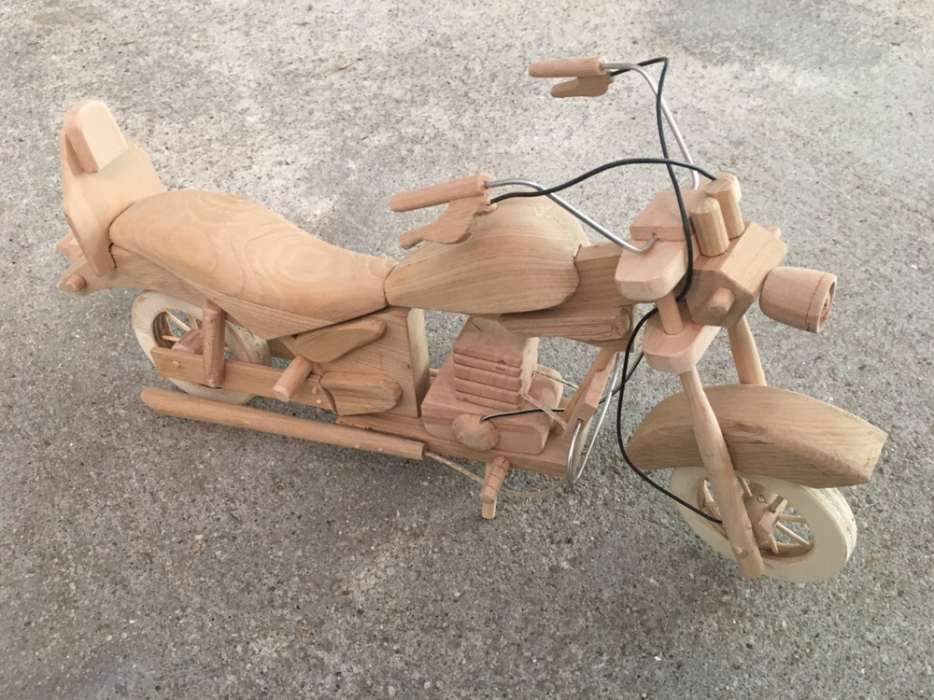 Moto miniatura em madeira