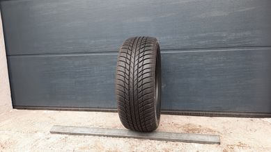 Bridgestone 215/55 R17 Blizzak LM001