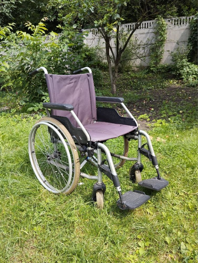 Складний інвалідний візок.