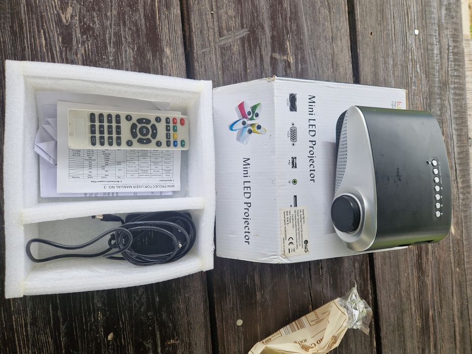 Mini Led projektor rzutnik telewizor na ścianie