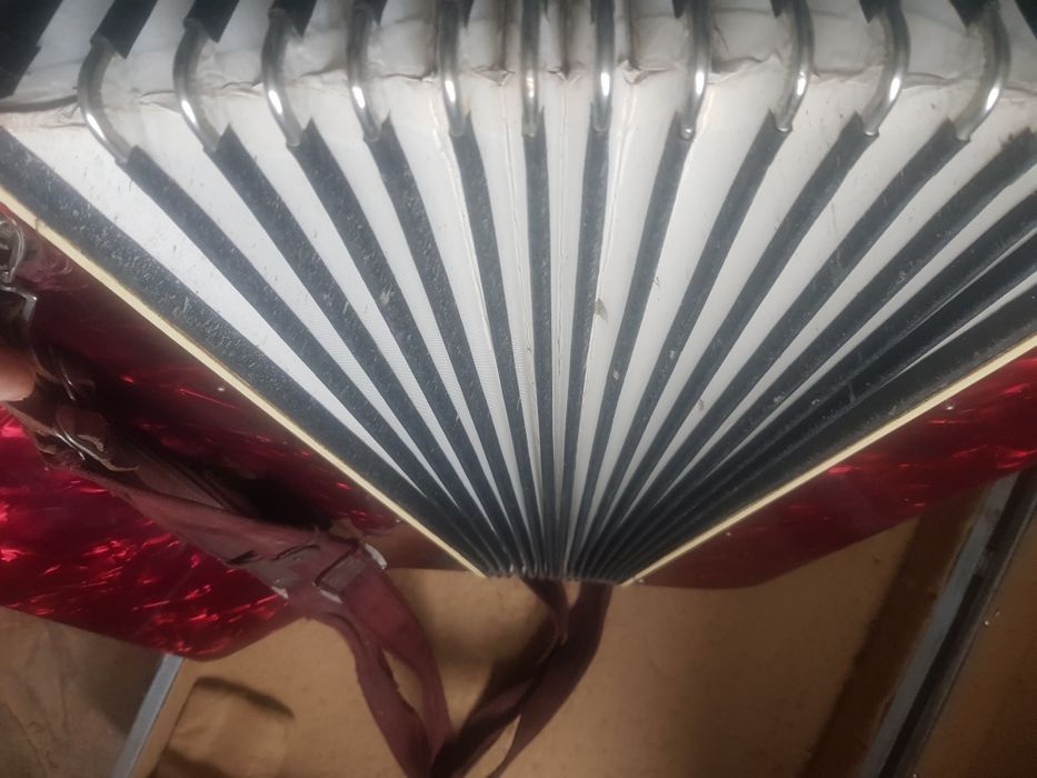 Аккордеон Amoretta Италия  80басов. 5+ 3 рег. Отличное состояние.