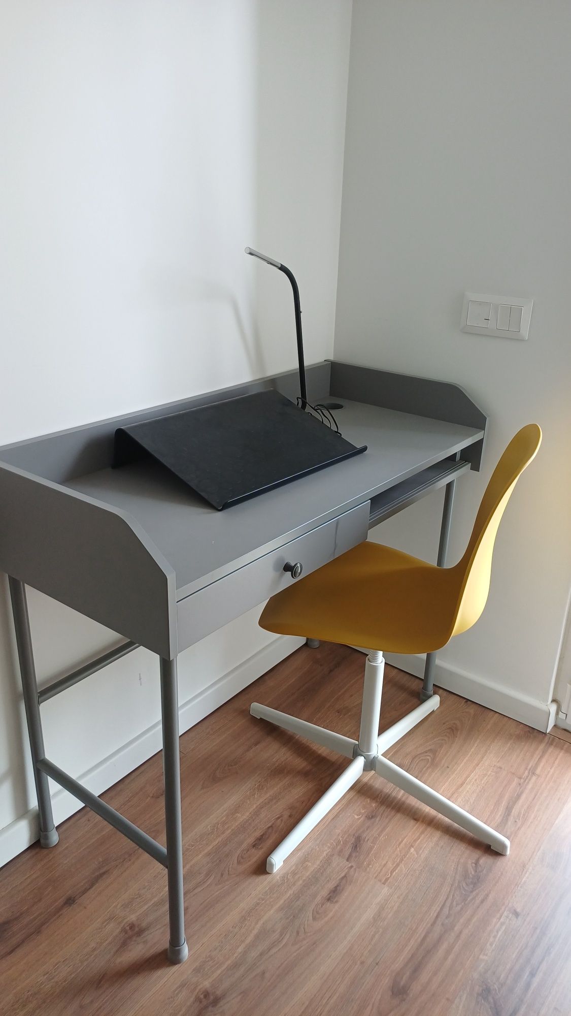 Secretaria e cadeira ikea