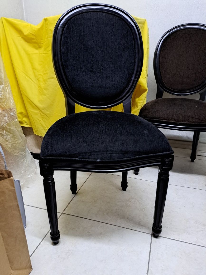 Cadeira preta de sala de jantar
