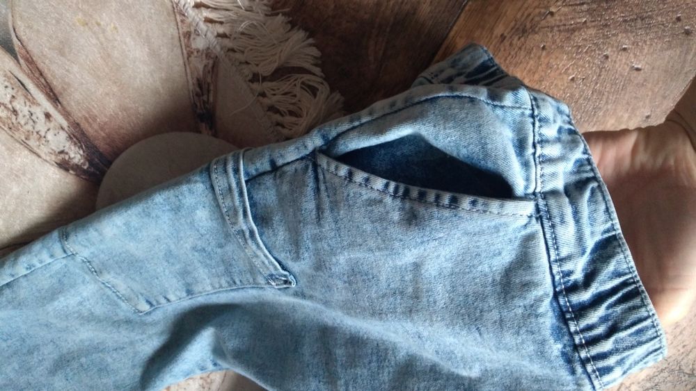 Nowe miękkie i elastyczne jeansy na gumkę chłopięce 122