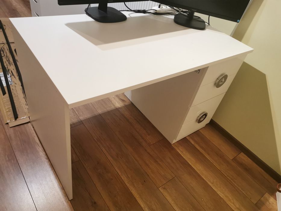 Biurko białe 70 cm x 120 cm pojemne szuflady i szuflada na klawiaturę