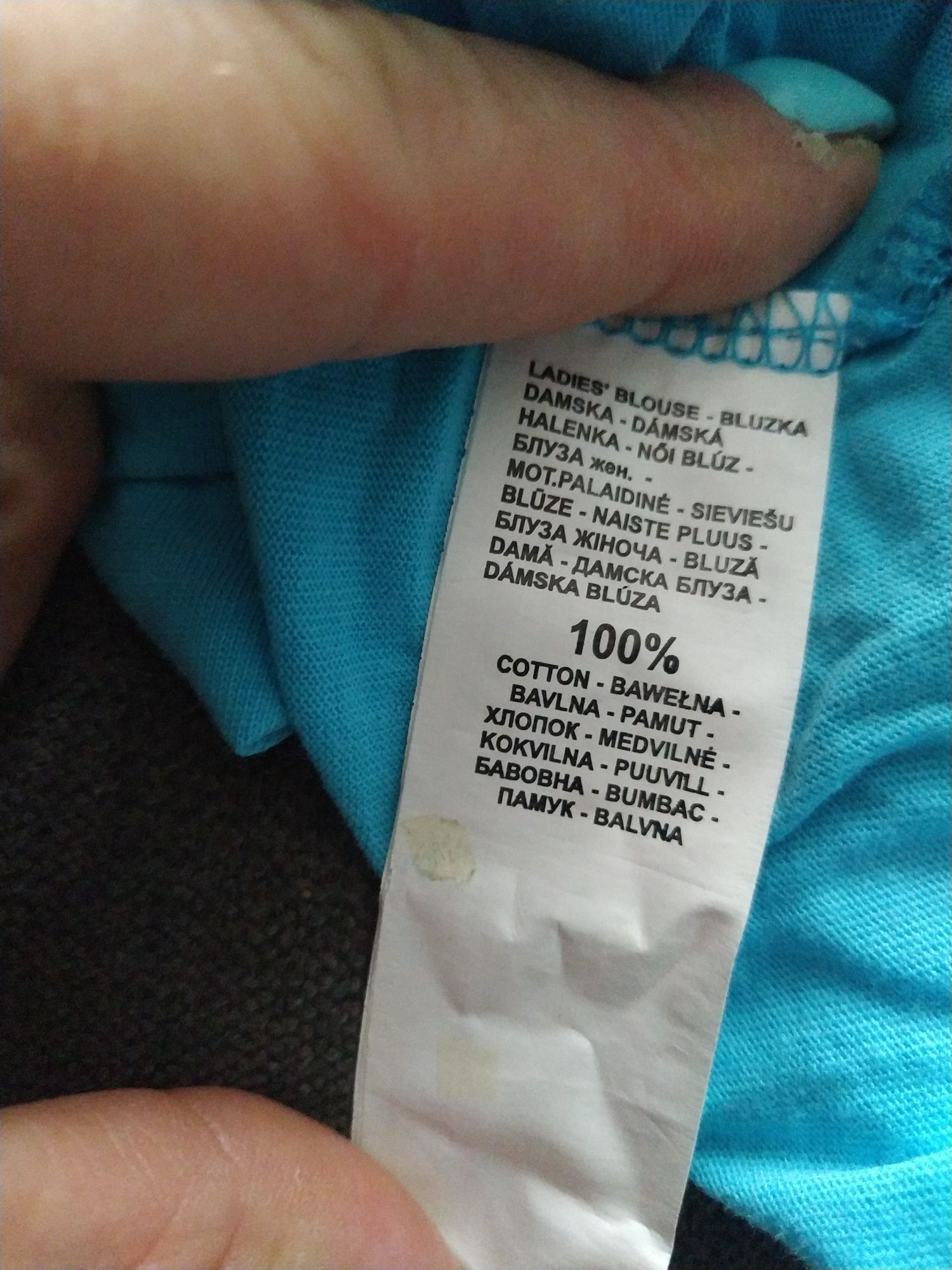 Turkusowa bluzka bokserka z kolorowymi napisami