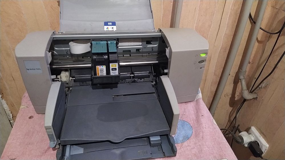 Принтер HP deskjet 845c.не рабочий наверное высохли краски.