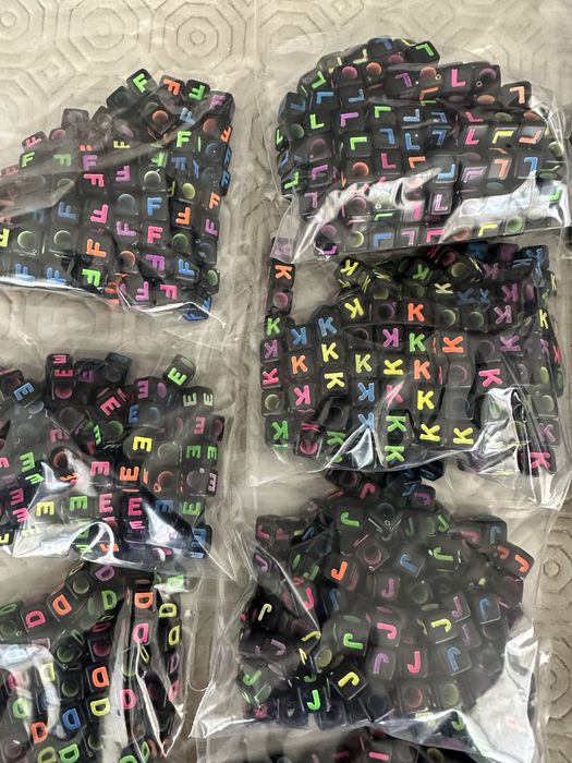 Conjunto de contas com letras para bijuteria