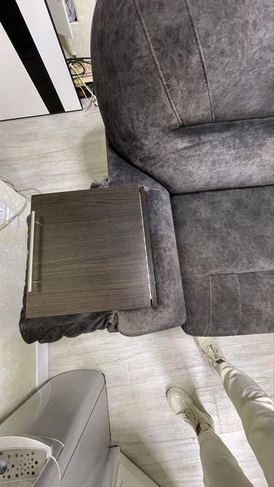 Диван темно сірого кольру