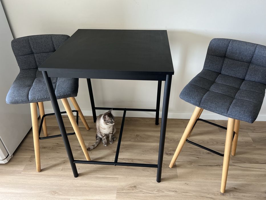 Mesa ikea preta + dois bancos altos