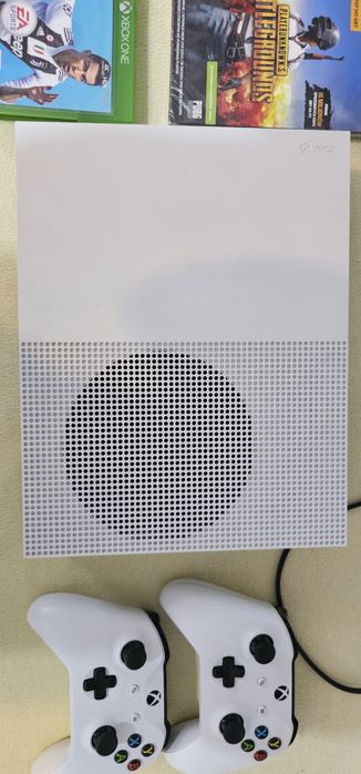 Xbox one S + 2 pady + 2 gry, w bardzo dobrym stanie, używana