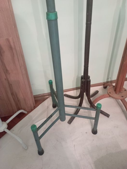 Вішаки стійки вінтажні для одягу