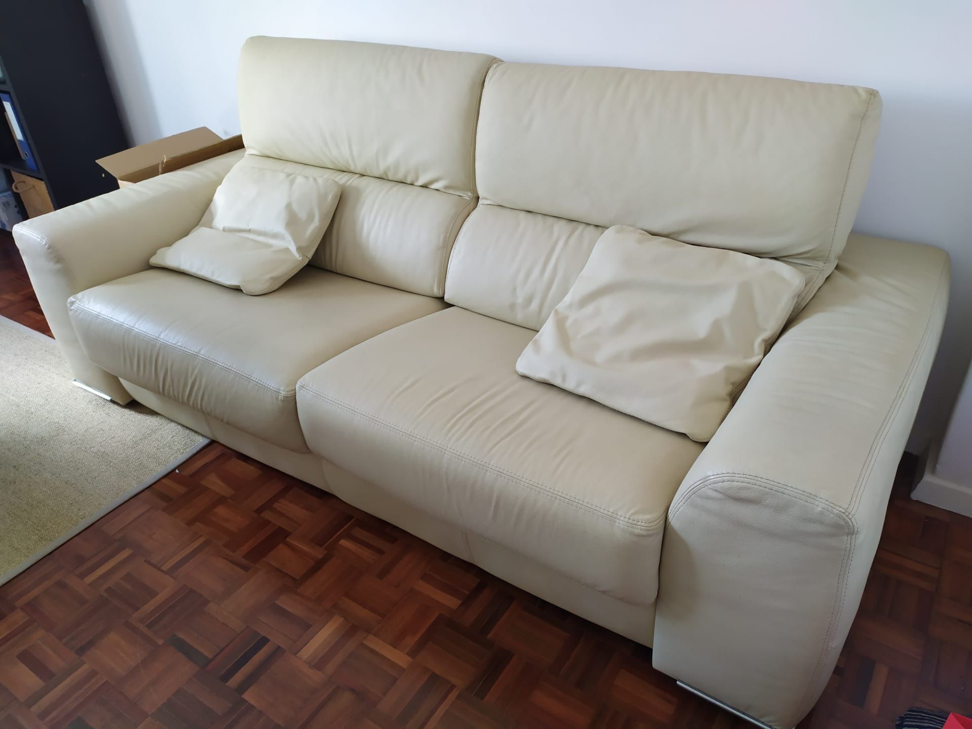 Sofa pele bege com chaise longue