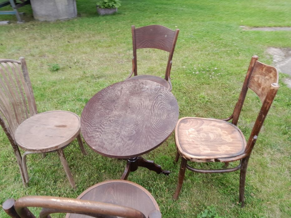 Komplet 4 krzeseł Thonet i stolik