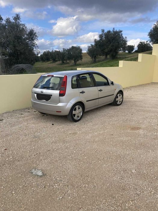 Excelente Ford Fiesta -2004