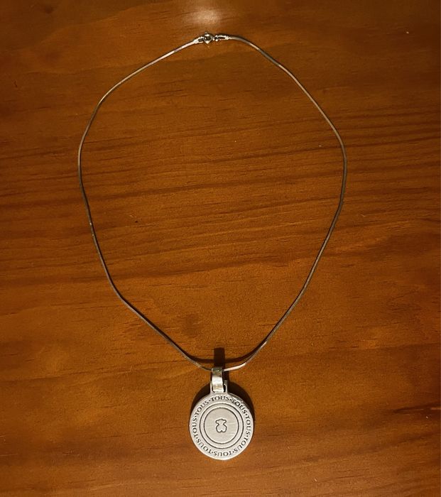 Fio e medalhão de prata marca Tous