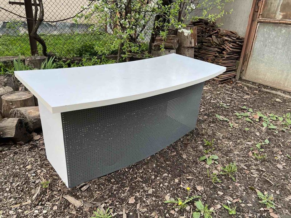 Білий офісний стіл і два стільці