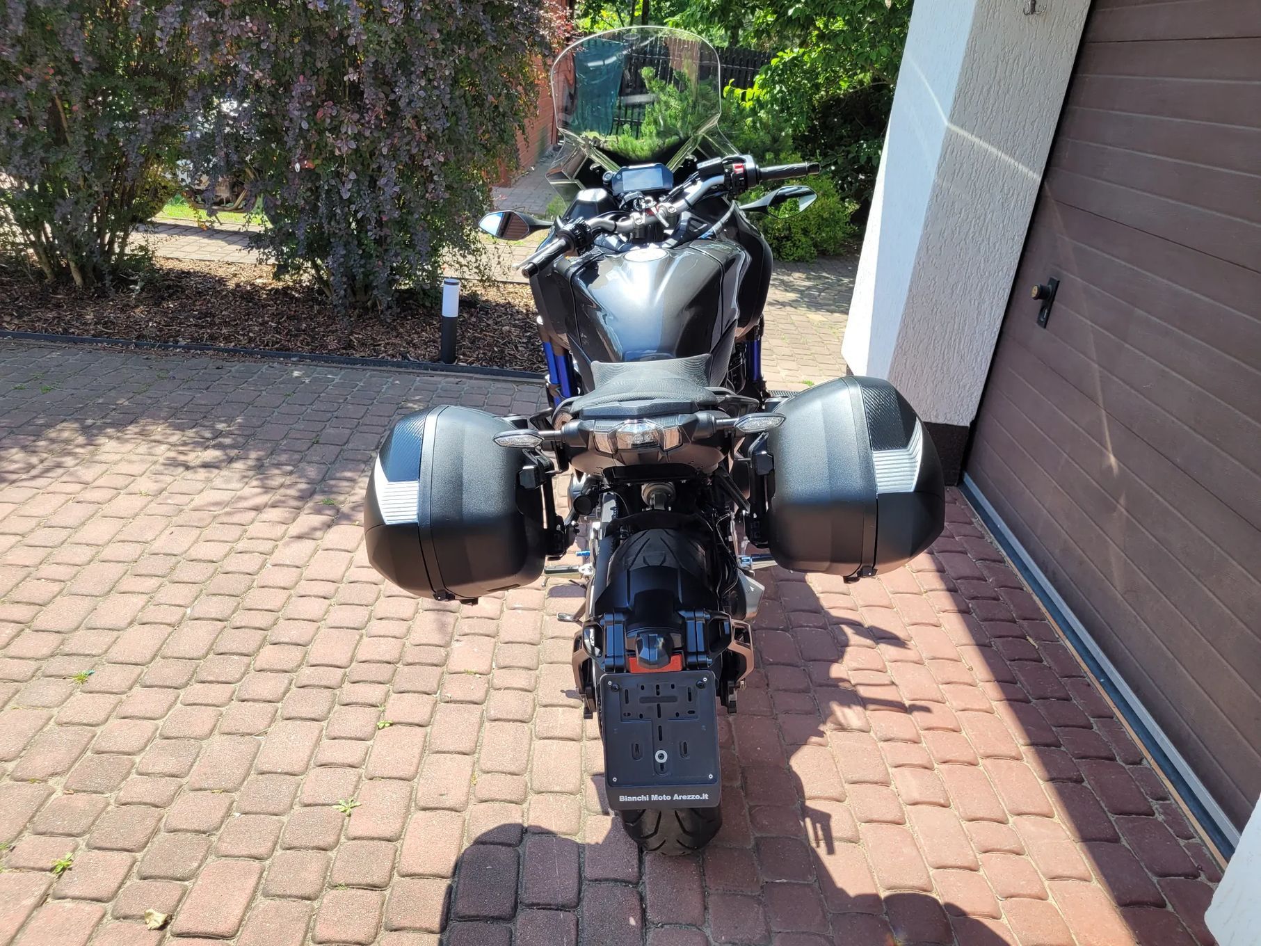 Yamaha NIKEN Yamaha Niken – 2021 | 9 200 km | Boczne kufry | Quickshifter