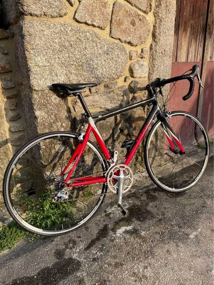 Bicicleta de Estrada (toda em carbono)