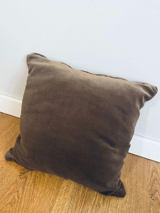 Brazowa poduszka jasiek dekoracyjna wypoczynek