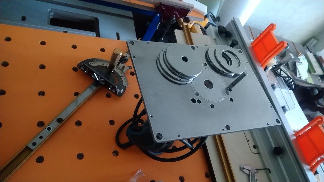 Пластина для установки фрезера  makita rp 2300/01/03 в фрезерный стол