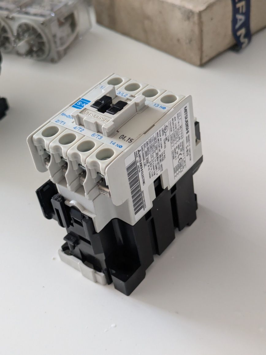 Zestaw elementów elektronicznych. możliwość sprzedaży pojedynczych el.