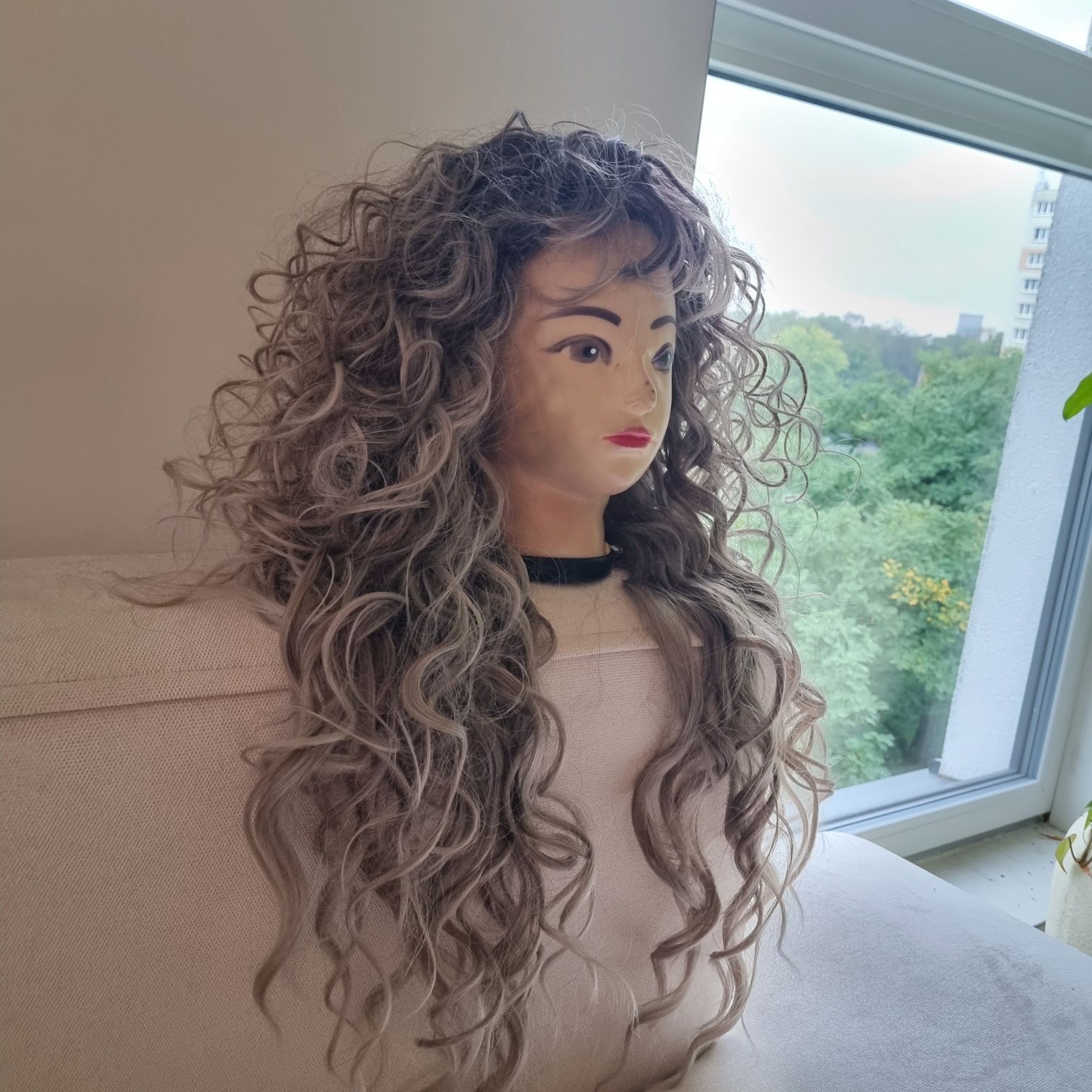 Peruka blond z ciemnym odrostem